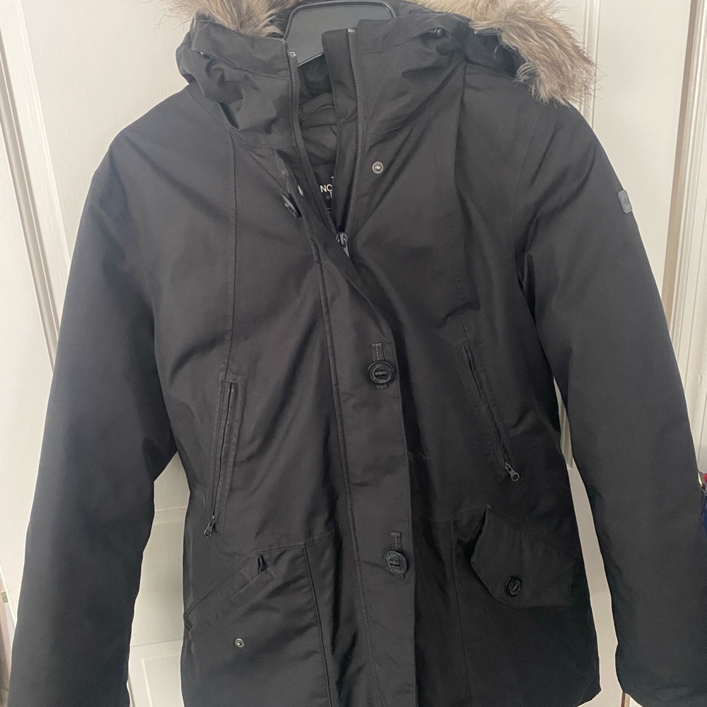 North Face Women’s winter coat. Size LG. Good condition.